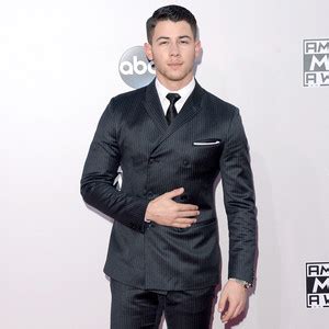 Watch: Nick Jonas Reveals What His Dad Thought of the Crotch。